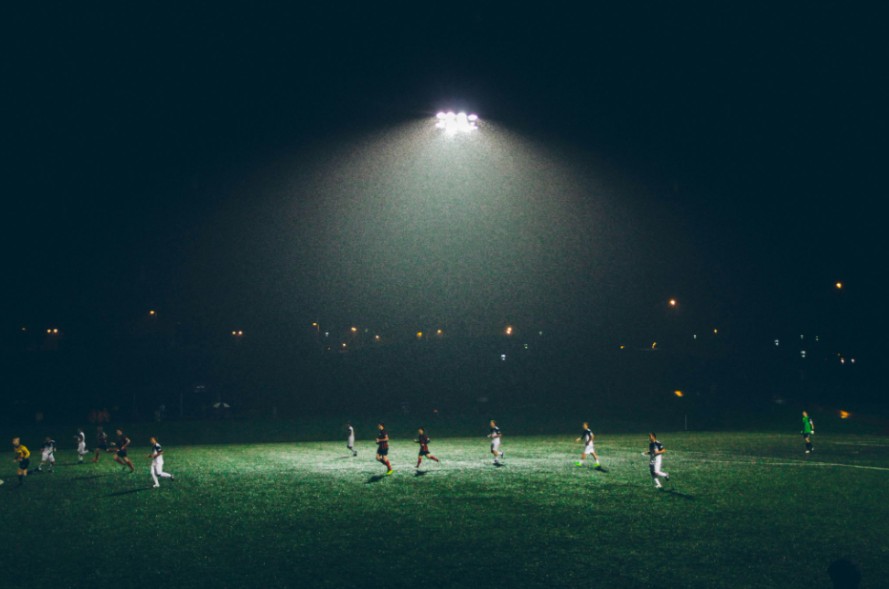 Fotballbane-i-morket1.jpg