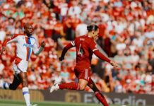 Giant antaa Liverpoolin kapteenille merkin, että hänellä on vaihtoehtoja